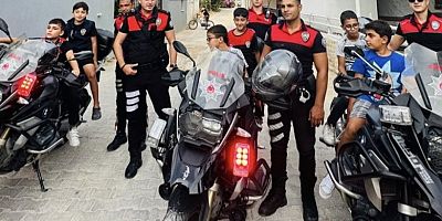 Çeşme'de polis kıyafeti giyip 'çevirme' yapan çocuklara polis ekiplerinden  sürpriz!