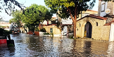 Çeşme’de sağanak sele neden oldu: Sokaklar göle döndü, tarihi köprü sular altında kaldı