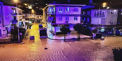 Çeşme’de sağanak yağış ve fırtına etkili oldu; Belediye ekipleri teyakkuzdaydı 