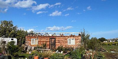 Çeşme’de Sağanak Yağışta Çıkan Hortum Bir Evi ve Aracı Vurdu!