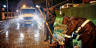 Çeşme’de şiddetli yağışa karşı kesintisiz mücadele