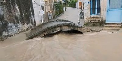 Çeşme’de Şiddetli Yağmur Hayatı Olumsuz Etkiliyor