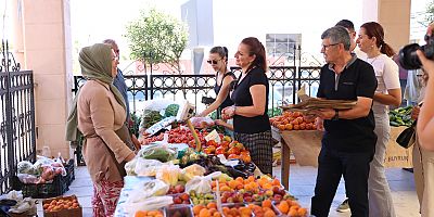 Çeşme’de “Tarladan Sofraya Üretici Pazarı ve Organik Pazar” yeni sezonunu açtı  