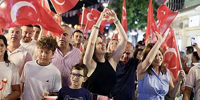 Çeşme’de Zafer Bayramı Coşkusu Fener Alayı ile Doruğa Ulaştı