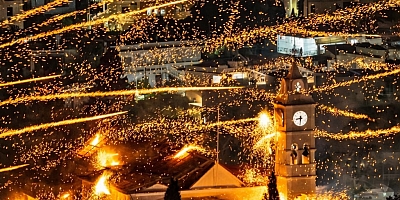 Çeşme’den Sakız’a Paskalya çıkarması: Roket savaşı geceyi aydınlattı!