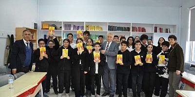 Çeşme İmam Hatip Ortaokulu’nda “40 Şair 40 Şiir” Etkinliğine Şahan Çöker Konuk Oldu