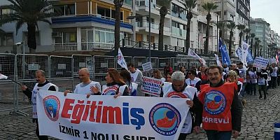 Çeşme, İzmir ve 81 ilde memurlar kendilerine yapılan % 30 zama tepki gösterdi.