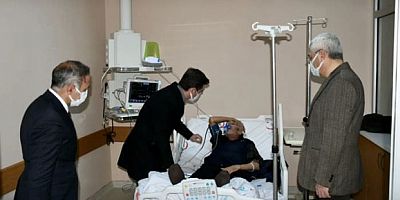 Çeşme Kaymakamı Mehmet Maraşlı Çeşme Devlet Hastanesi’nde tedavi gören depremzedeleri ziyaret etti.