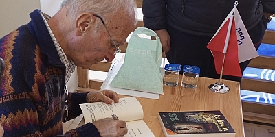 Çeşme’nin güçlü kalemlerinden Mehmet Culum Yaşar Aksoy Kitap Kafe’de Okurlarıyla Buluştu