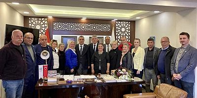 Çeşmeli İYİ’ler, İYİ Parti İzmir İl Başkanı Sinan Bezircilioğlu’nu ziyaret etti