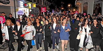 Çeşmeli Kadınlardan Gece Yürüyüşü!