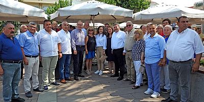 CHP Çeşme Cumhuriyet Meydanı'nda bayramlaştı