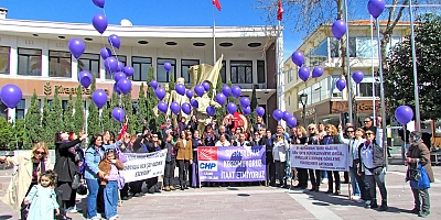 CHP Çeşme Kadın Kolları 8 Martta Meydandaydı 