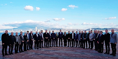 CHP İzmir’de İlçe Başkanları Toplantısı: Meclis Üyelerine “Sahaya İnme” Talimatı