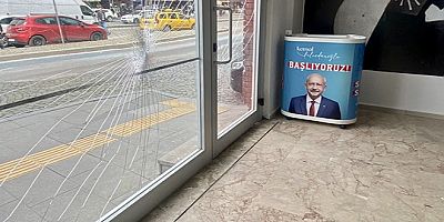 CHP'nin Konak'taki seçim bürosuna taşlı saldırı!