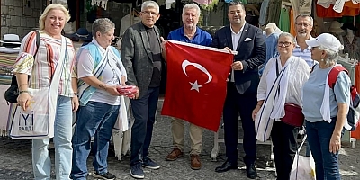 Cumhuriyetin 100. yılı için bayrak dağıttılar