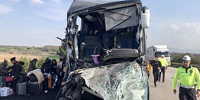 Depremden kurtulan öğrenciler kazada hayatını kaybetti