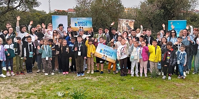 Dostluk Kök Salıyor: Ukraynalı ve Çeşmeli Çocuklar Birlikte Sakız Ağacı Dikti