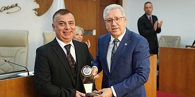 EÜ Senatosu'ndan Dekan Gültekin’e Anlamlı Ödül