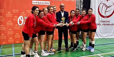 Filede Çeşme Rüzgârı: Çeşme Master 40+ Kadın Voleybol Takımı Turnuvayı Üçüncü Tamamladı