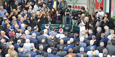 İzmir, Burhan Özfatura’yı Son Yolculuğuna Uğurladı