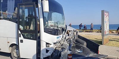 İzmir'de askeri personeli taşıyan midibüs ile pikap çarpıştı 1 ölü, 6 yaralı…