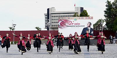 İZMİR’DE CUMHURİYET COŞKUSU BAŞLADI: TÜRK BAYRAĞINA İLK İLMEĞİ VALİ ELBAN ATTI 