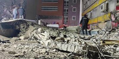 İzmir'de eski emniyet binası çöktü!