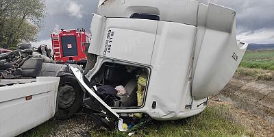 İzmir'de kamyonla tır çarpıştı: 1 ölü