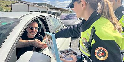 İzmir'de trafik denetimlerinde çikolata ikramı!