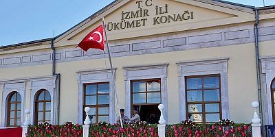 İzmir'in 102 Yıllık Kurtuluş Coşkusu Sokaklara Taştı