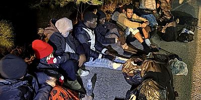 İzmir Karaburun’da minibüste 16 kaçak göçmen yakalandı, organizatör şüphelisi tutuklandı!