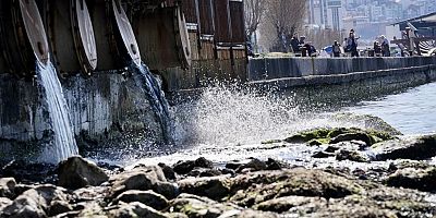 İzmir Körfezi’ne Kirli Su Deşarjı Tepki Çekti! 