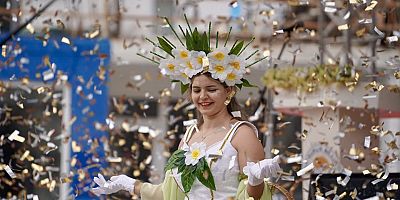 Karaburun’u Nergis Kokusu Sardı  8. Nergis Festivali Başladı