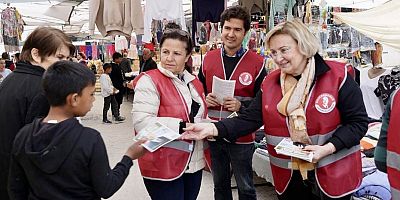 Kılıçdaroğlu Gönüllüleri dün Alaçatı pazarında saha çalışması yaptı!