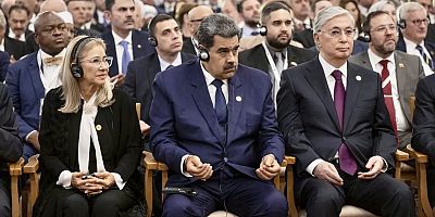 MADURO DUAYA EL AÇARAK EŞLİK ETTİ!