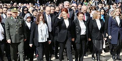 Meral Akşener, kadınlarla Anıtkabir’i ziyaret etti