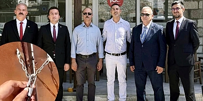 MHP’li Meclis Üyelerinden Ilıca Kür Merkezi Önünde “Bu Kilit Çeşme Turizmine Vuruldu”