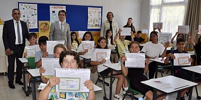 Öğrenciler Yaz Tatiline Girdi: Çeşme’de Karne Sevinci Yaşandı
