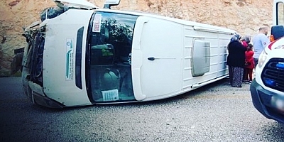 Öğretmenleri taşıyan servis devrildi!