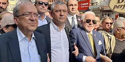 Özgür Özel, İzmir’de gazetecilerin yürüyüşüne katıldı