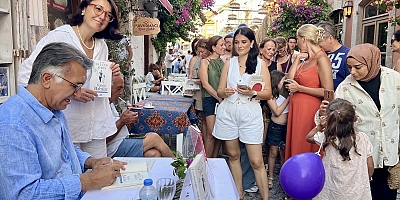 Selçuk Şirin, Alaçatı Kitabevi’nde Okurlarıyla Buluştu