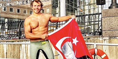 Vapur lakaplı Türk yüzücü ‘Manhattan Adası’ parkurunu geçerek 30 Ağustos’da Zafer Kazandı 