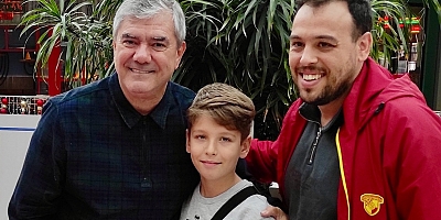 Yılmaz Özdil'in imza gününe İzmirlilerden yoğun ilgi