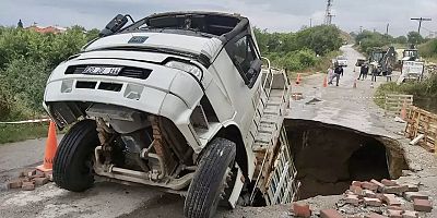 Yol Göçtü, Kamyon İçine Düştü!