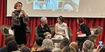 “ZAMANSIZ KADINLAR” TİYATRAL GÖSTERİSİ ÇEŞME’DE BÜYÜK İLGİ GÖRDÜ